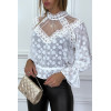 Blouse blanche en dentelle à col haut avec élastique à la taille et manches - 2