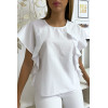 Blouse blanche à volant avec trois boutons à l'épaules - 1