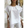 Blouse blanche à volant avec trois boutons à l'épaules - 3