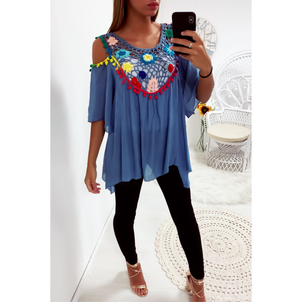 Jolie blouse bleu avec magnifique broderie coloré à l'avant, épaules dénudé - 2