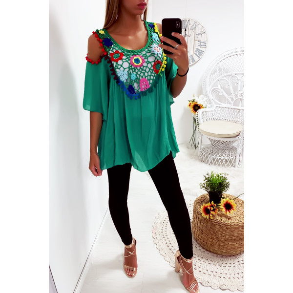 Jolie blouse vert avec magnifique broderie coloré à l'avant, épaules dénudé - 1