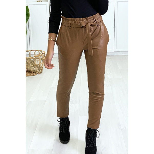 Pantalon Camel coupe carotte avec taille froncée et ceinture. - 1