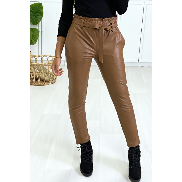 Pantalon Camel coupe carotte avec taille froncée et ceinture. - 2