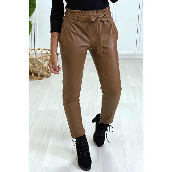 Pantalon Camel coupe carotte avec taille froncée et ceinture. - 3