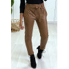 Pantalon Camel coupe carotte avec taille froncée et ceinture. - 3