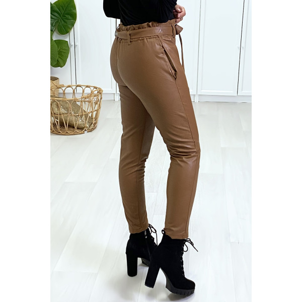 Pantalon Camel coupe carotte avec taille froncée et ceinture. - 4