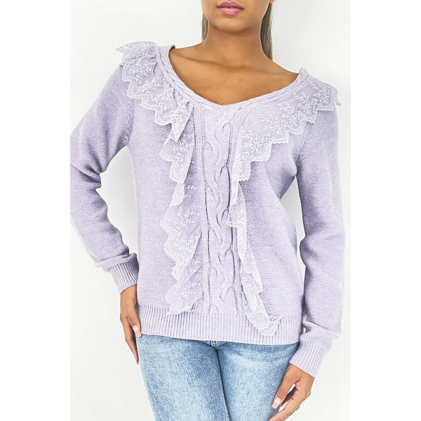 Pull court lilas avec col V en tresse et dentelles qui se déploient tout au centre du haut. - 1