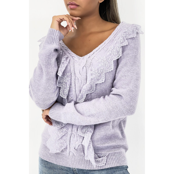 Pull court lilas avec col V en tresse et dentelles qui se déploient tout au centre du haut. - 3