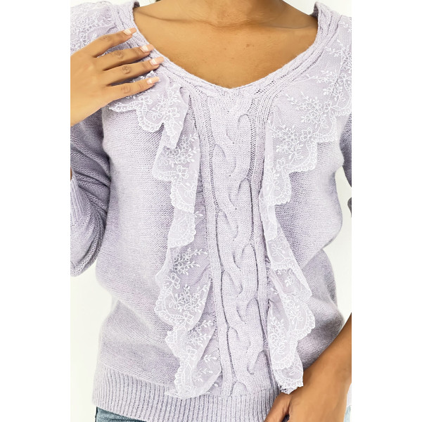 Pull court lilas avec col V en tresse et dentelles qui se déploient tout au centre du haut. - 6