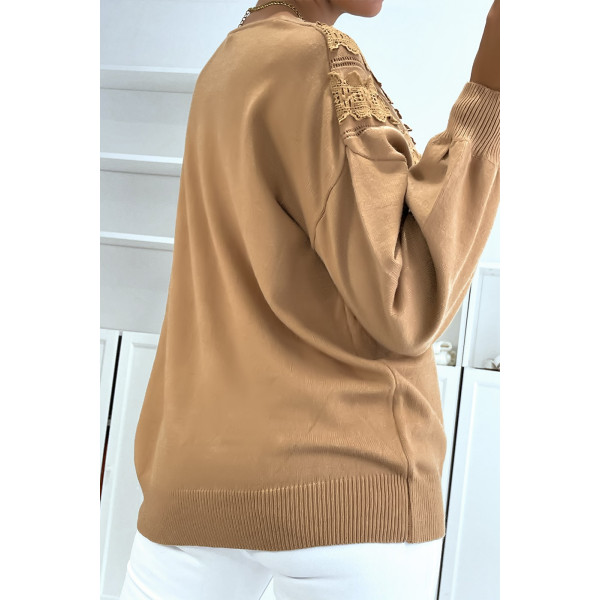 Pull camel pour femme en col V avec motif en dentelle - 1