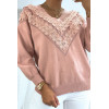 Pull rose pour femme en col V avec motif en dentelle - 1