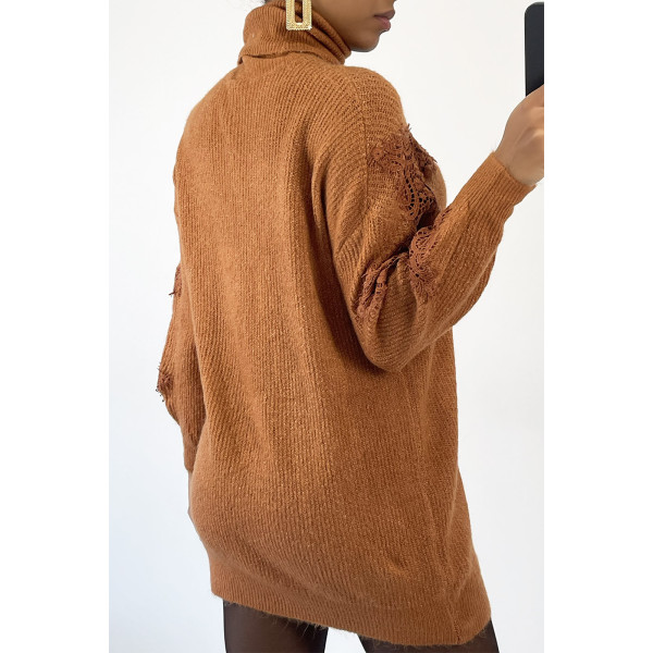 Pull col roulé long couleur camel à détails broderie ajourée - 6