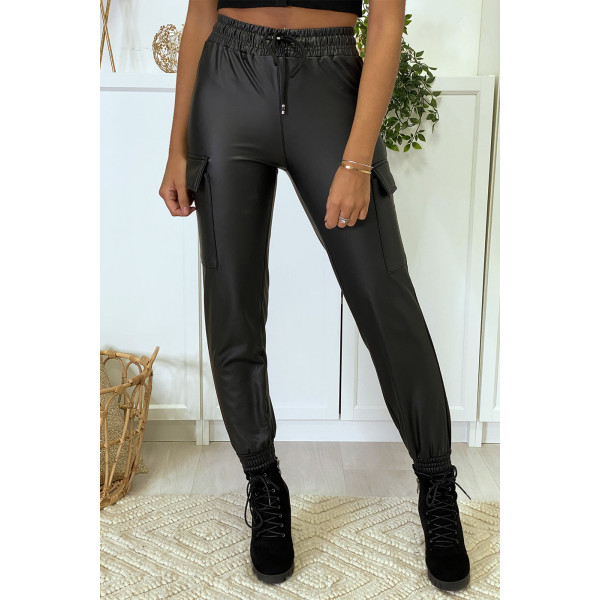 Pantalon cargo noir en simili - 1