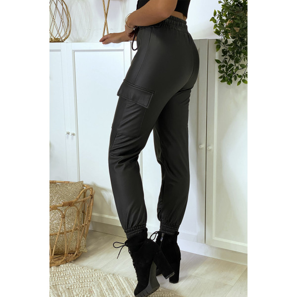 Pantalon cargo noir en simili - 5