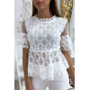 Blouse blanche avec joli motifs dentelle et volant - 1