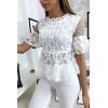 Blouse blanche avec joli motifs dentelle et volant - 2