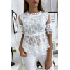 Blouse blanche avec joli motifs dentelle et volant - 3