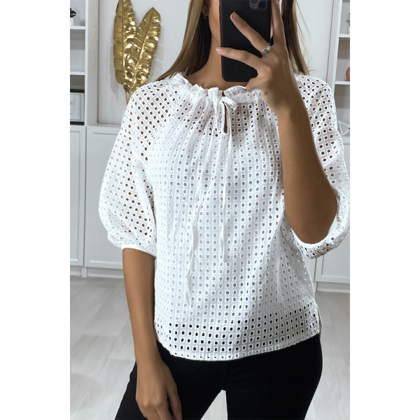 Blouse blanche manches bouffante col bateau en matière à trous - 3