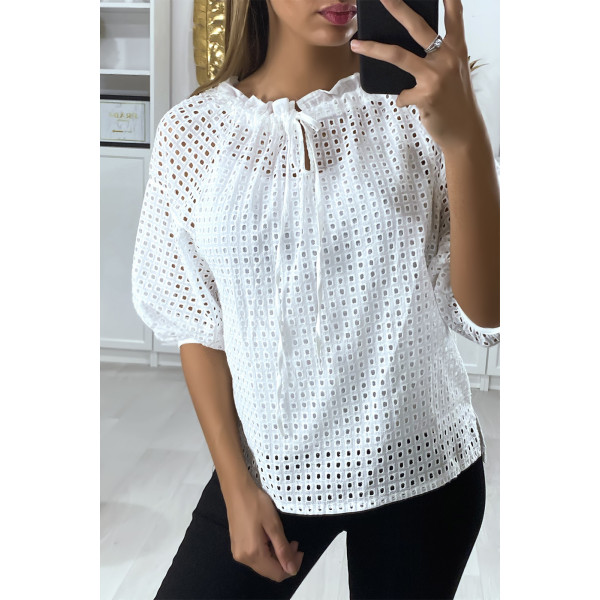 Blouse blanche manches bouffante col bateau en matière à trous - 4