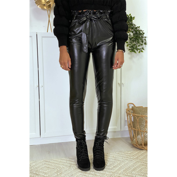 Pantalon en simili noir coupe carotte avec taille froncée et ceinture. - 7