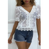 Blouse blanche ajourée en  col V - 5